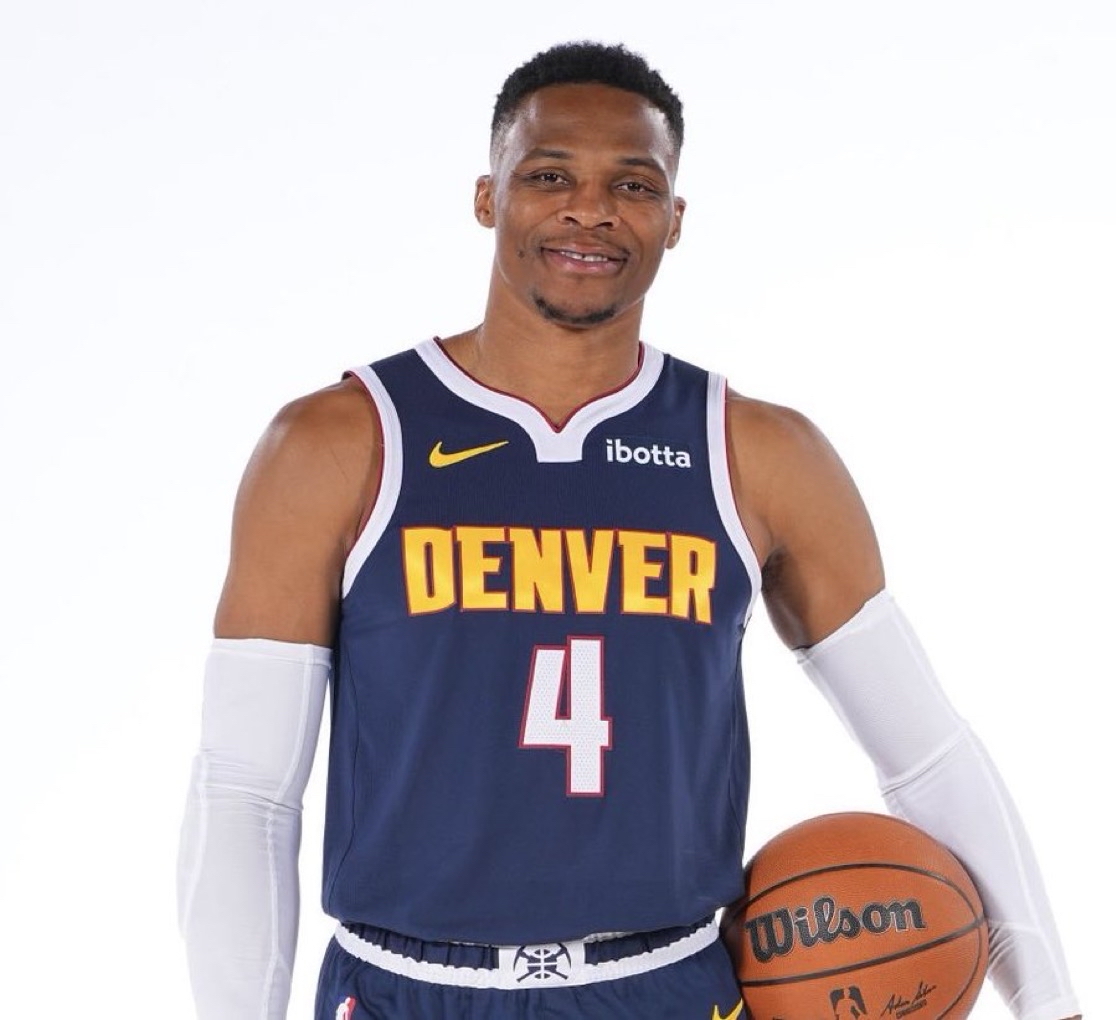 她通过参加 她通过参加